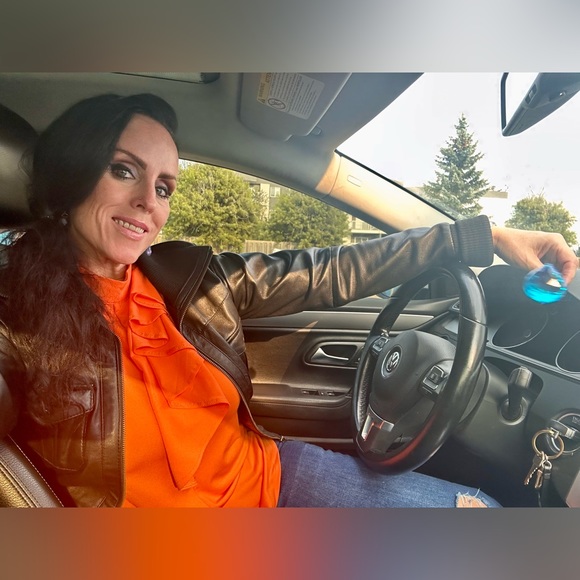 Meet your Posher, Lisa Michelle.💎 - Picture 2 of 15